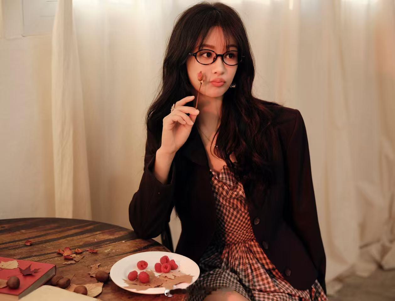 格子裙配西装优雅知性——杨紫。每日明星美图分享