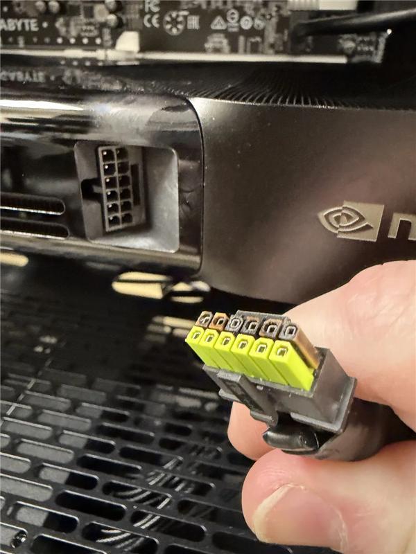 RTXPRO6000工作站显卡电源接口再熔毁IT时代网9月13日消息，一
