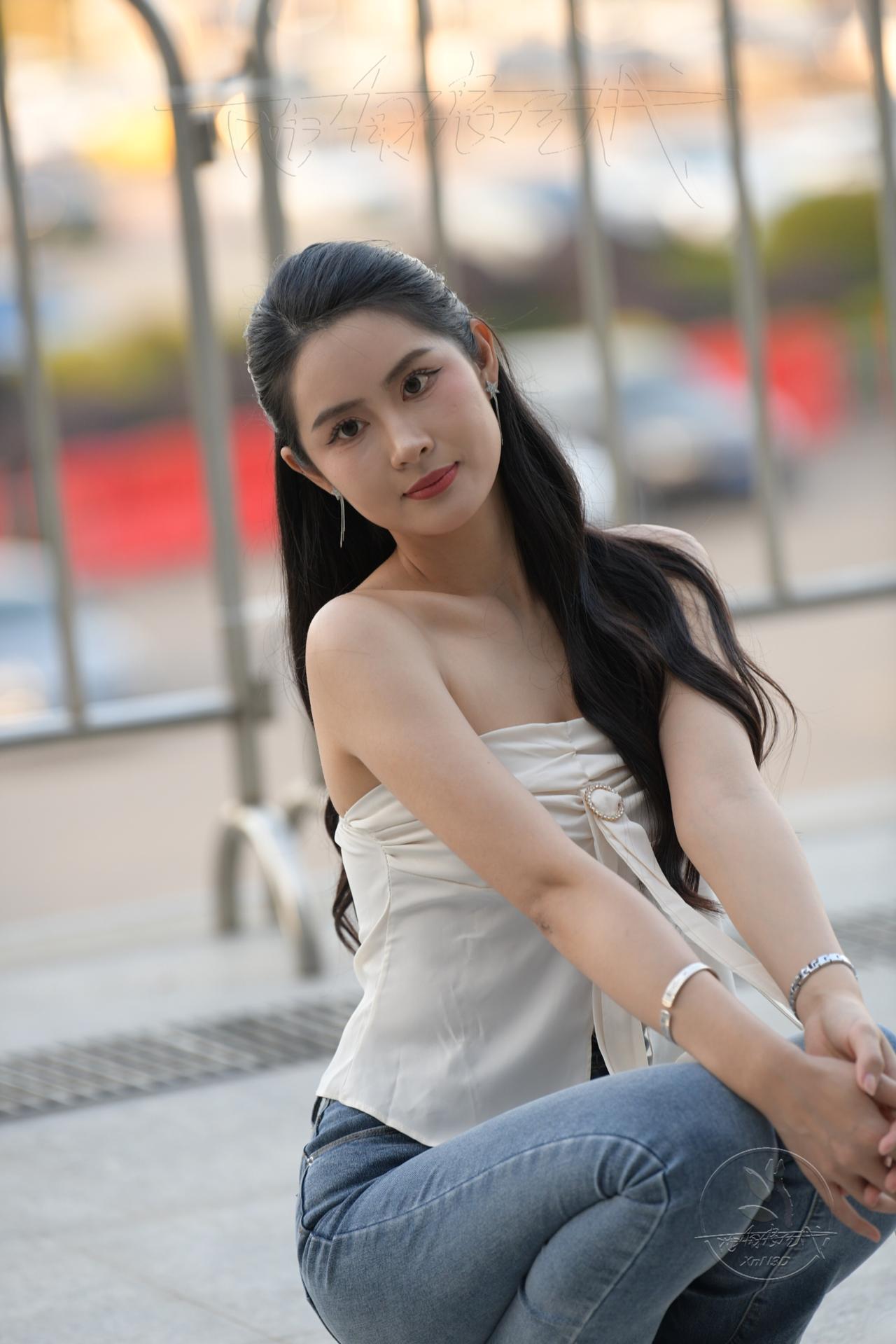 白色抹胸紧身牛仔裤小姐姐，凸显高挑和靓丽8527来自小姐姐的美，也是城市的风景