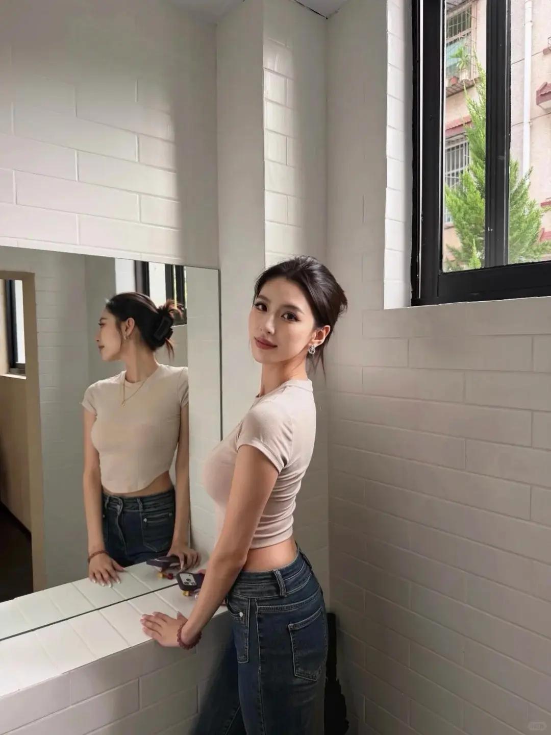 眼睛会说话的女孩，自带灵气，五官单拎出来不算惊艳，但笑起来眼睛弯成月牙，像盛了半