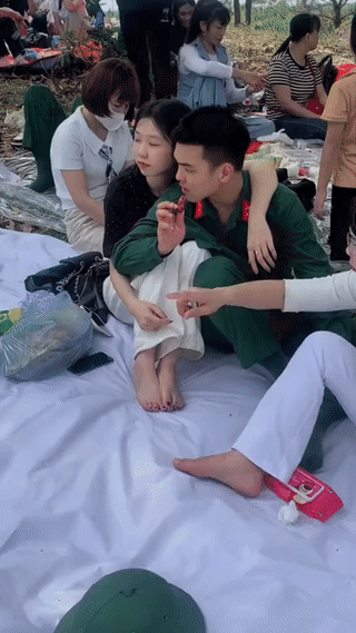 越南🇻🇳军营开放日活动。有很多军人的家属都来军营看望自己当兵的儿子。其中