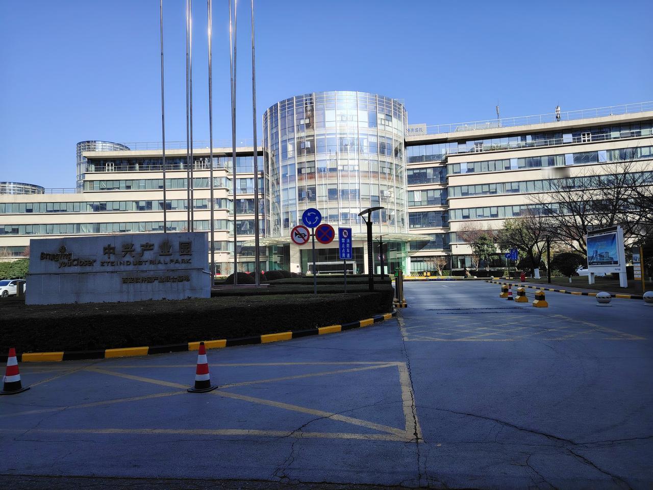 一家企业的中层领导格外关心下属的生活状况。下属住院时，他会前往医院探望；下属家中