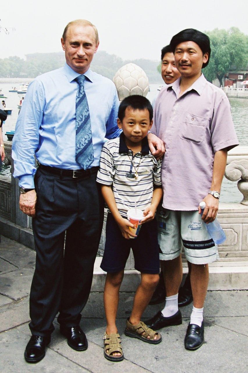 俄罗斯外交部发布当年清晰照片，26年过去普京没多大变化，被抱的10岁小男孩真的成