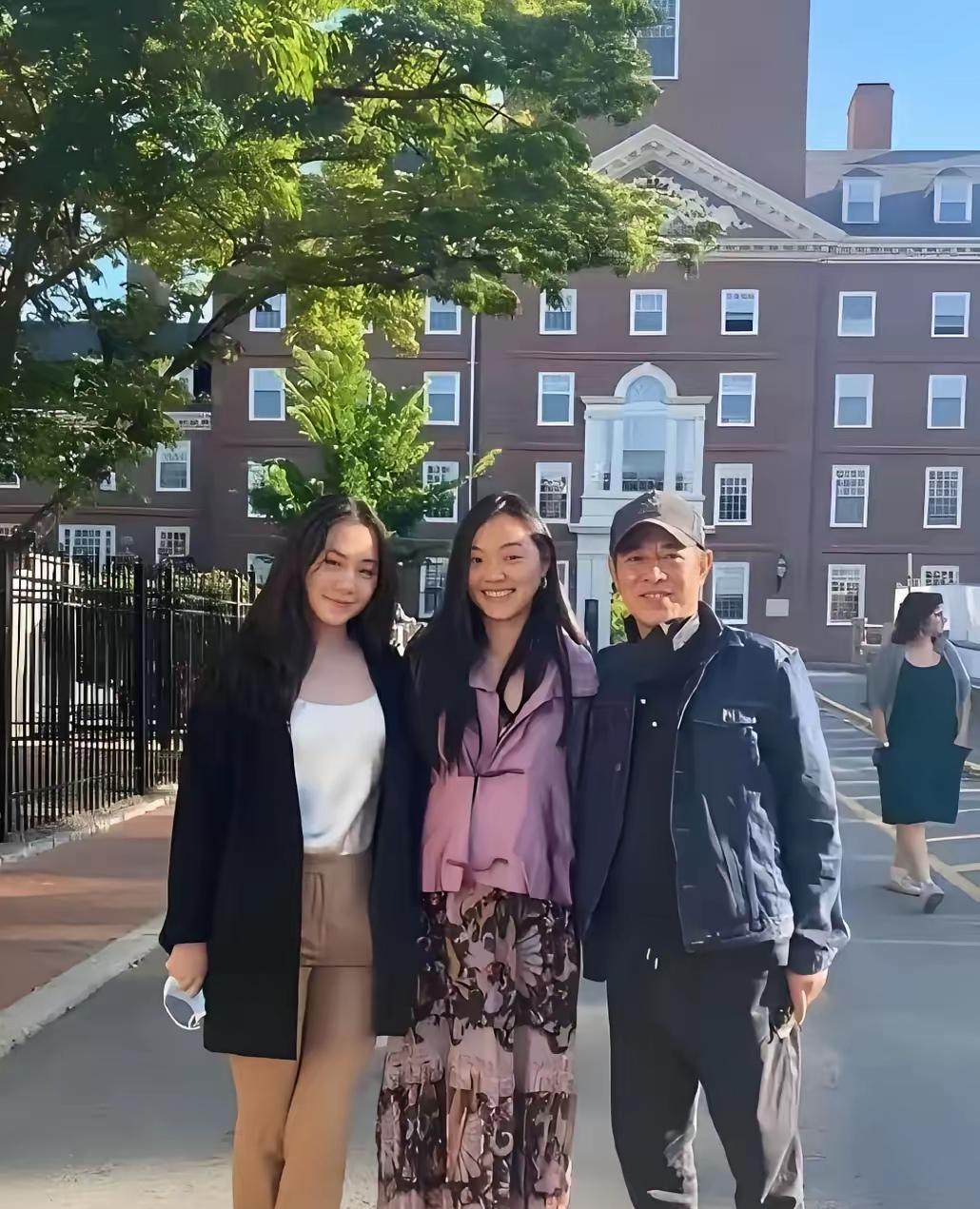 这是李连杰与两个女儿的合影照，女儿们都已长大成人，出落的如花似玉，身高与父亲一样