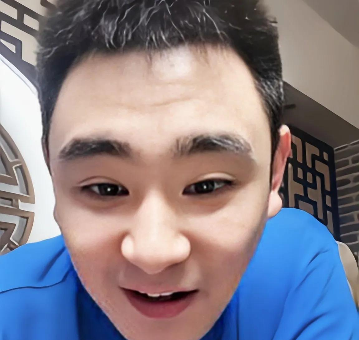 求求你了郭德纲老师，您就收了李振威吧曾经在《相声有新人》舞台，李振威深受郭德纲