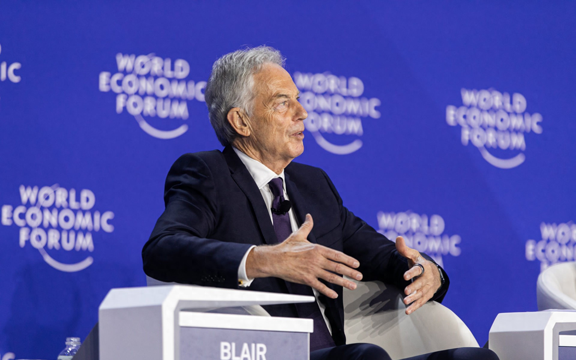 标题：英国前首相醒悟：孤立中国行不通啥？英国前首相布莱尔
