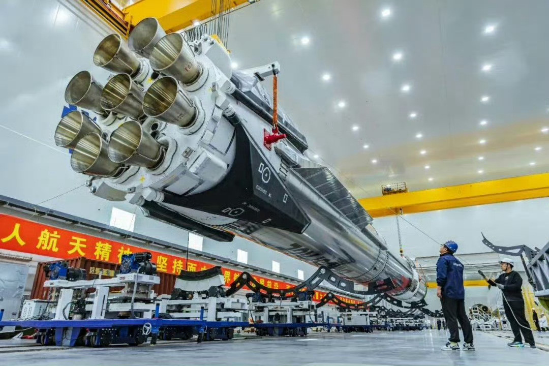 朱雀三号遥一今天首飞的朱雀三号为基础型，箭体一二级采用不锈钢制造，全长约66.