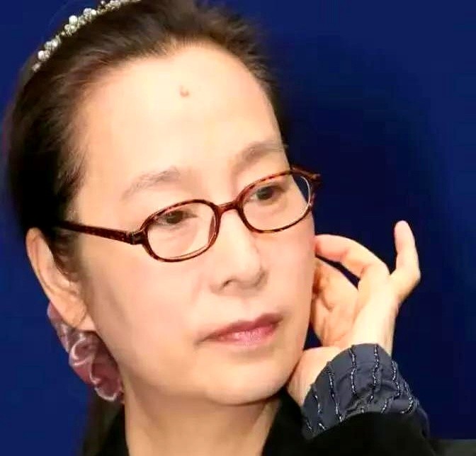 二月还没过完，娱乐圈又炸了个大雷子！国家一级演员奚美娟突然被前夫曝出婚内出轨的消