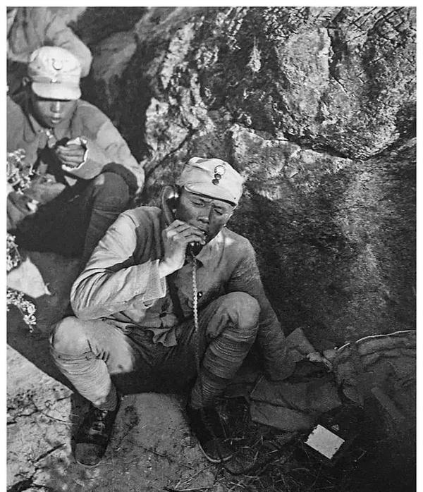 1944年8月，连长陈启明无意中发现，一名日军俘虏的脖子上挂着一块铜牌，上面刻着