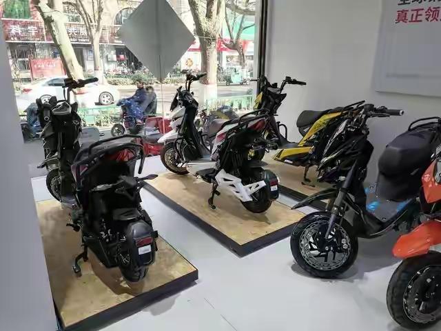 比亚迪开发布会，不宣传自己，反倒给一个摩托车品牌放了段视频。这事本身就够怪了。