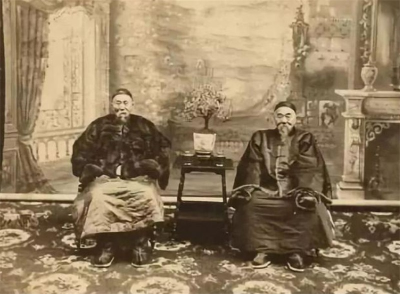 1864年，曾国藩两江总督，浑身长满牛皮癣，天下名医排着队给他看牛皮癣，最后也没