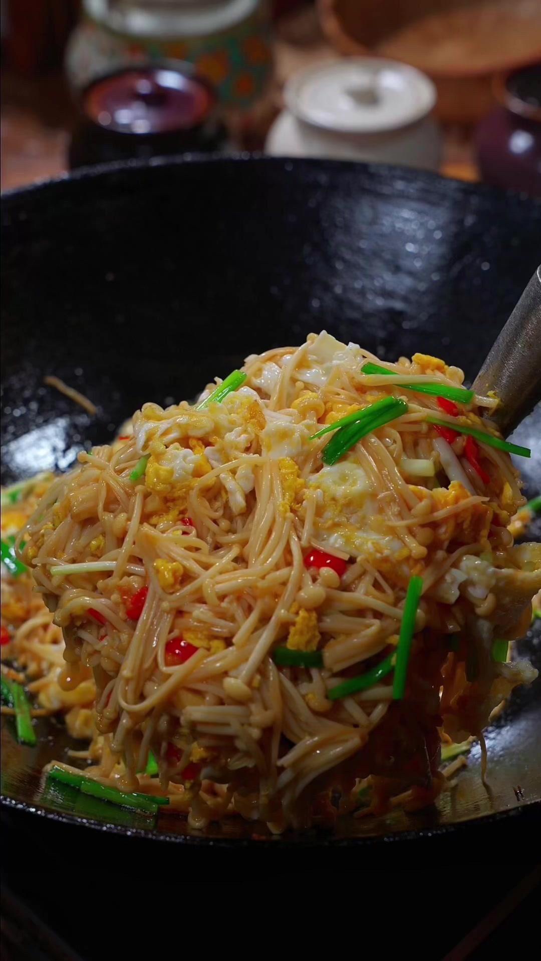 🍳家常快手下饭菜，脆嫩爽口步骤超简单，厨房新手也能一次成功。1️⃣处理金针菇