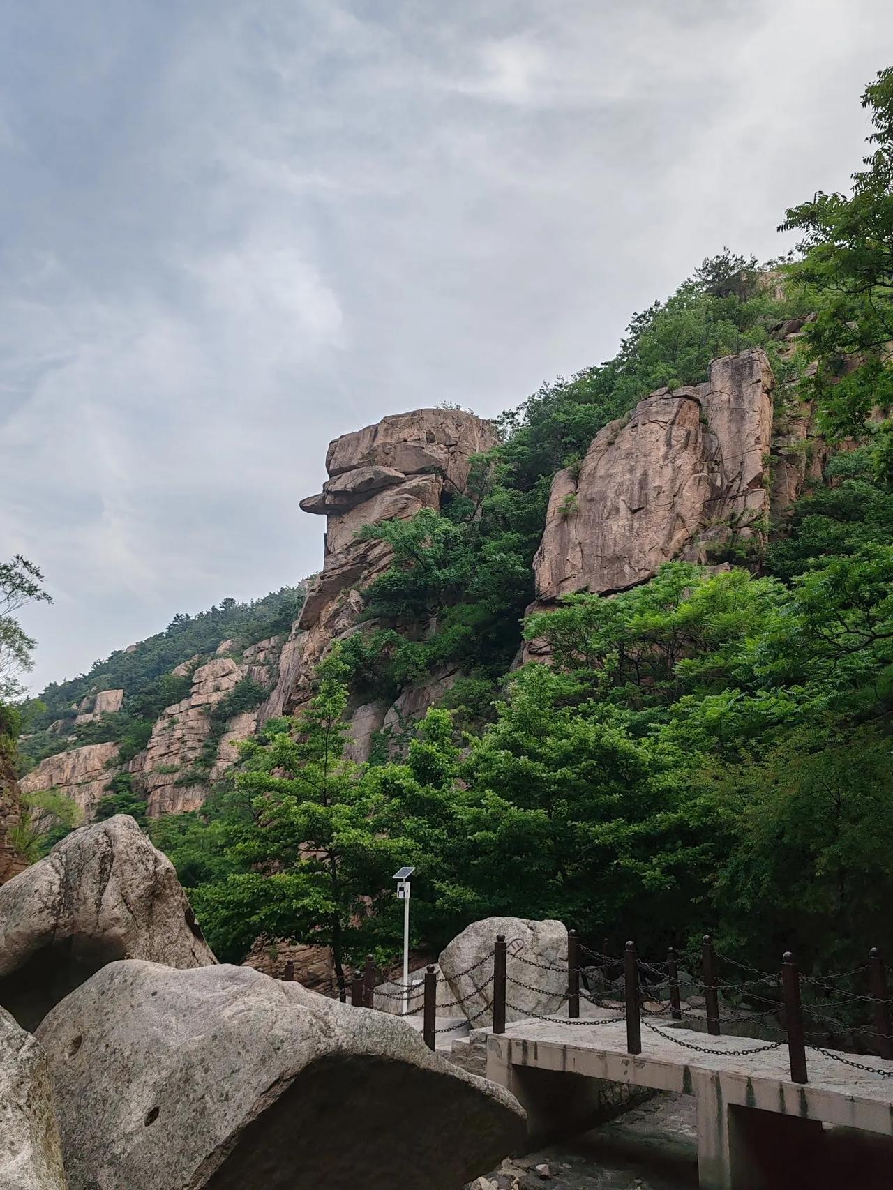 青岛崂山，回青岛没几天就迫不及待去爬了崂山北九水。因为去得早，所以没坐摆渡车，直