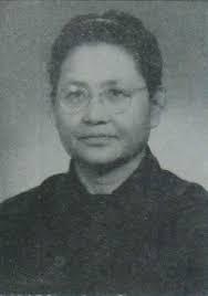 1949年，76岁的军阀李德全强娶了19岁的逃难女学生周秀英。新婚夜，李德全刚扯