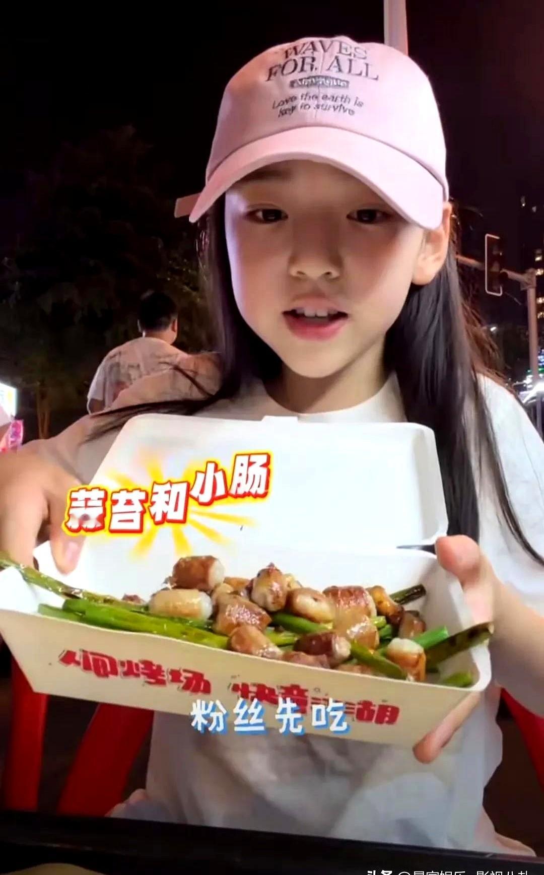 重组家庭到底能不能过得松弛？董璇最近给出了答案。前几天，她带女儿小酒窝去后台