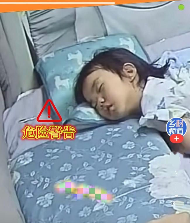 江苏一家三口妈妈睡前躺在床上玩手机，女儿和爸爸都已入睡，妈妈无意间一扭头，突然发