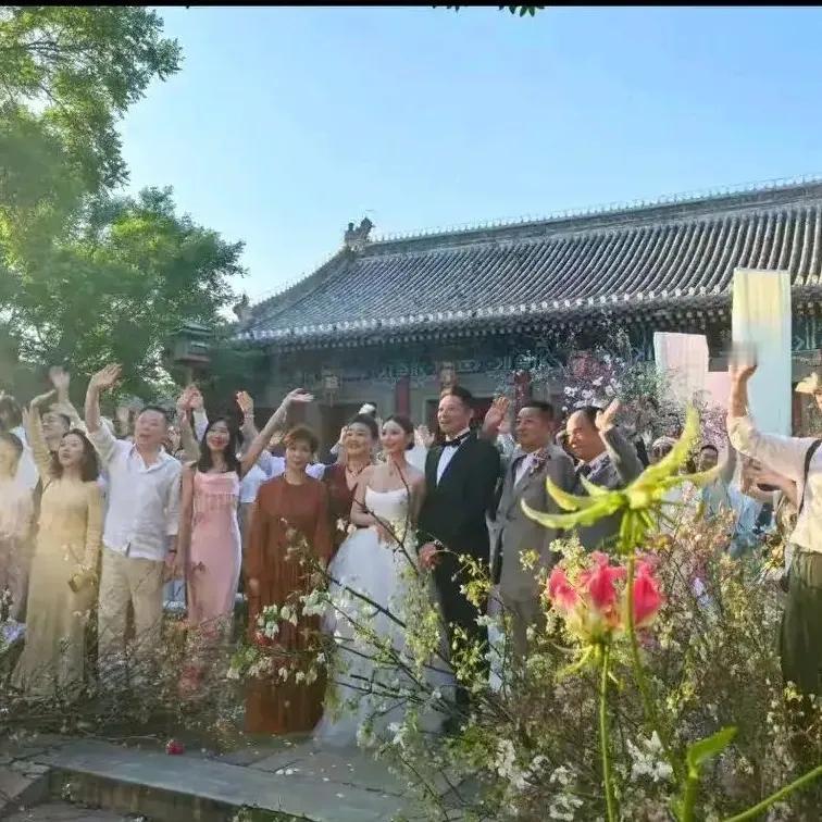 汪小菲这次的婚礼设计肯定是故意的。之前和大S的婚礼，充满了海岛，海风，热带岛