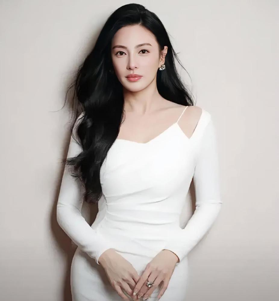 现在最难受的人应该就是张雨绮了。毕竟前前后后演了四季Shirley杨，不少观