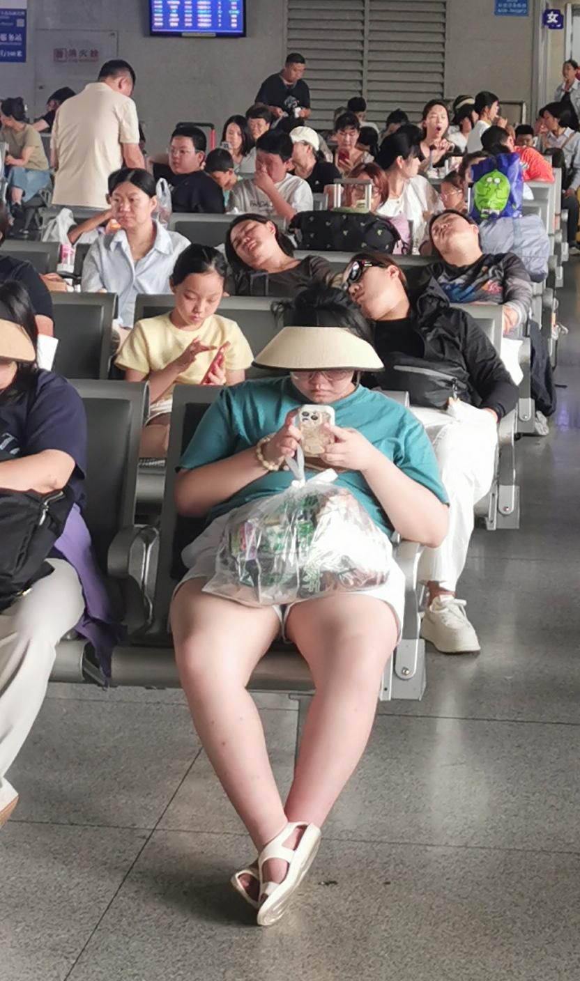 大庭广众之下，是个什么样子嘛？也忒不注意了。拍摄于秦皇岛火车站