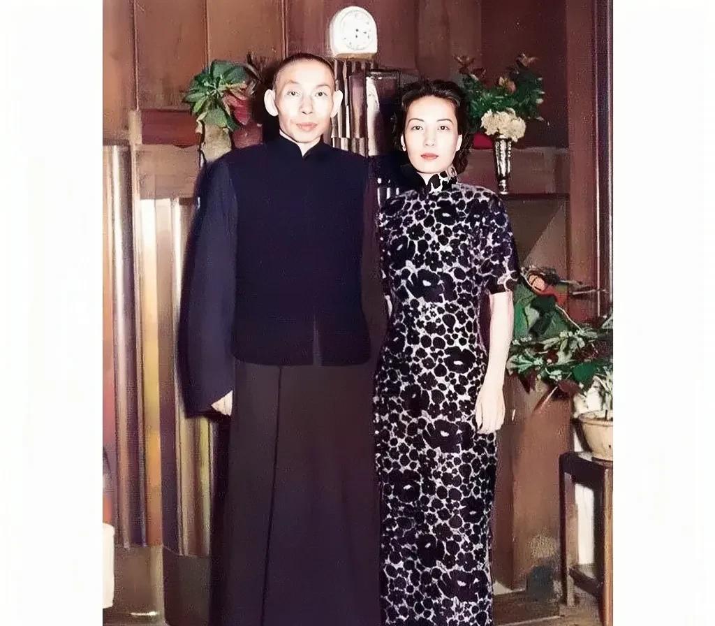 这才是杜月笙和孟小冬的真实貌相，并非演员饰演的角色！这张老照片摄于1950年二人