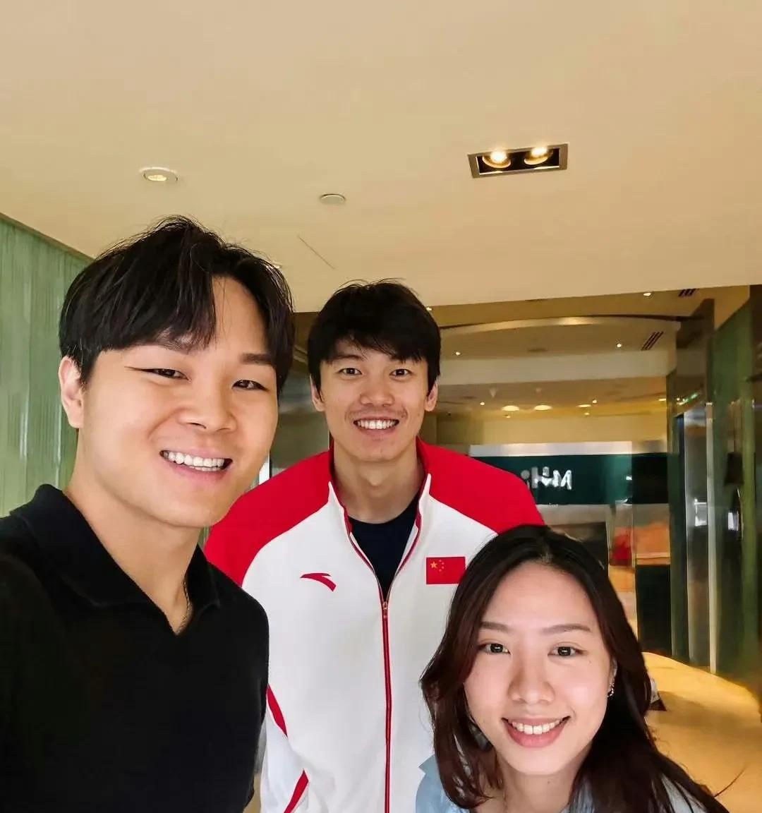 新加坡游泳世锦赛结束后，已经退役的新加坡运动员冯盛均晒出了自己和汪顺，还有女友杨