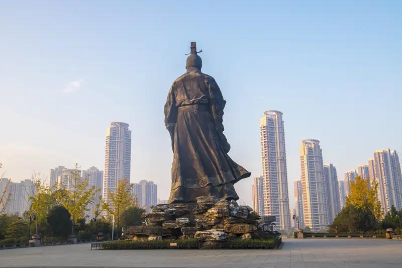 这篇文章说的核心现象是：湖北能不断跑出“黑马首富”，但没人能坐稳——兰世立（东星