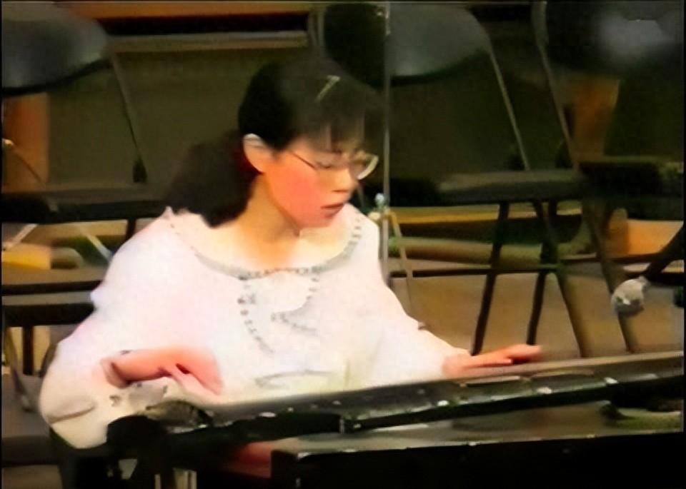 她不是传说，是活生生的人，会弹琴、会游泳、学化学，宿舍里那个安静爱笑的姑娘。2
