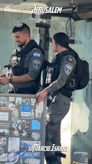 这些都是以色列🇮🇱街头的警察。尤其是以色列女警，看起来真是英姿飒爽。由于