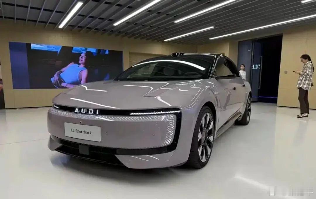 据说有经销商卖奥迪E5，负责给车标改成四个圈。“没有四个圈失去灵魂”这句话只是调