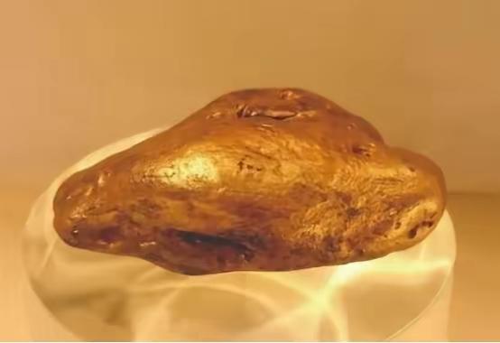 1988年，河南三门峡，农民张占鳌，赤脚在小河里摸鱼虾，忽然，河底沙滩上，传出一