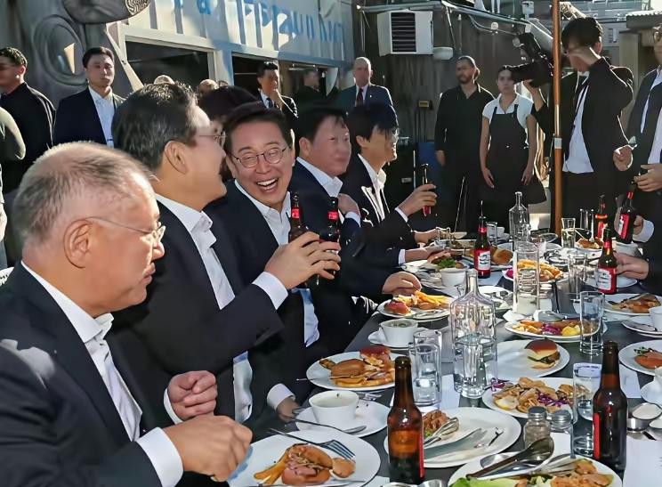 这场高端聚会中，最不开心的，应该就是崔泰源了吧！主角李在明，嘉宾黄仁勋！陪衬