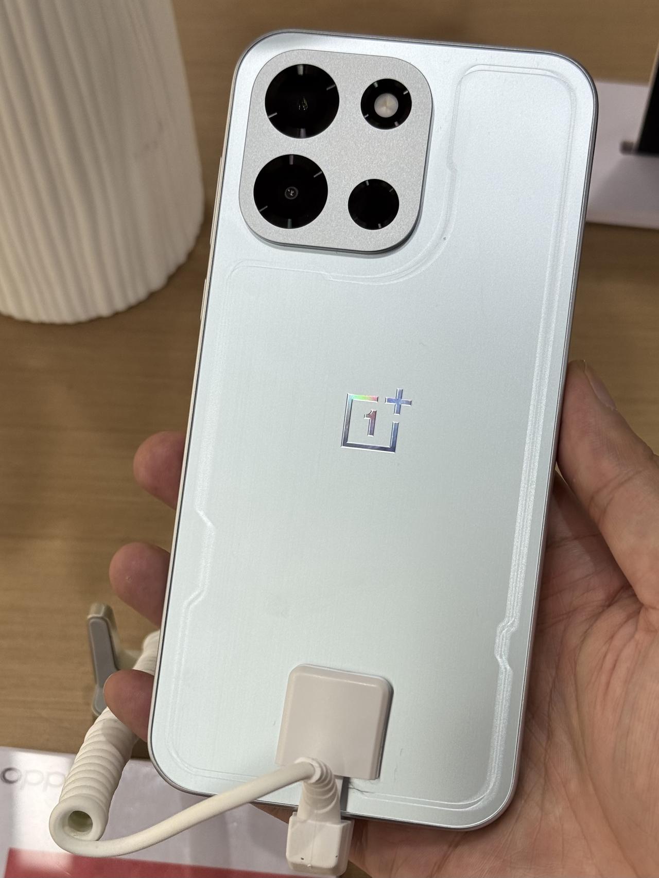 一加手机渐渐活成了自己讨厌的模样，各种不讲究，打脸也不管了。即将发布的一加Tur