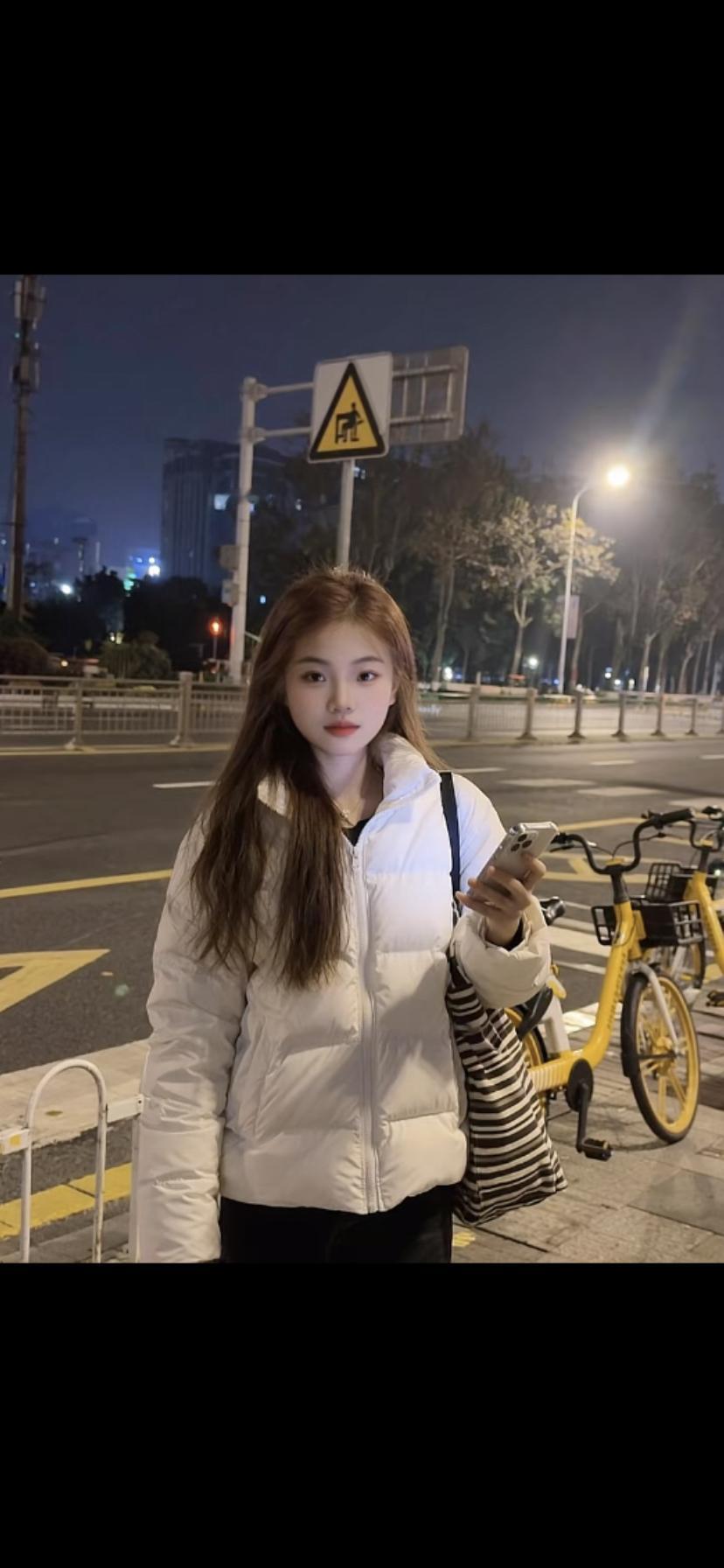 夜色阑珊处，灯火阑珊时。