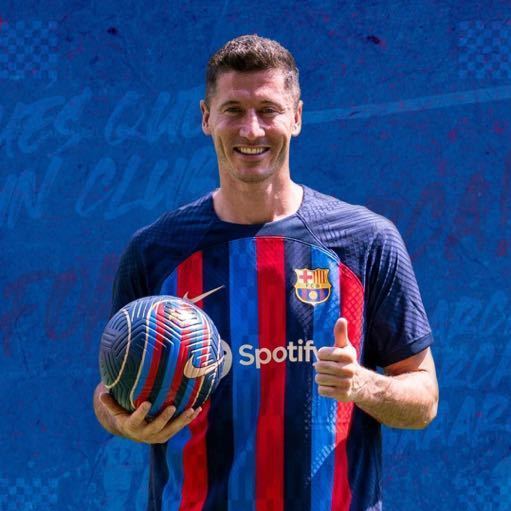 红蓝军团锋线核心莱万，未来悬念持续发酵，留队或是离队的争议，始终没有标准答案。最