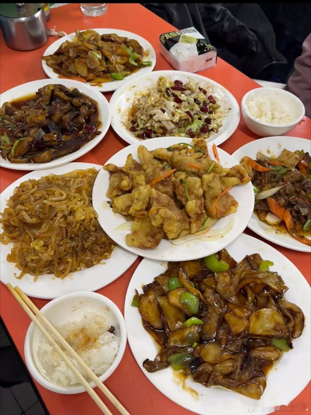 香港夫妇被东北菜量震惊东北菜100块钱的一顿饭和上海两千一桌菜的对比​​​