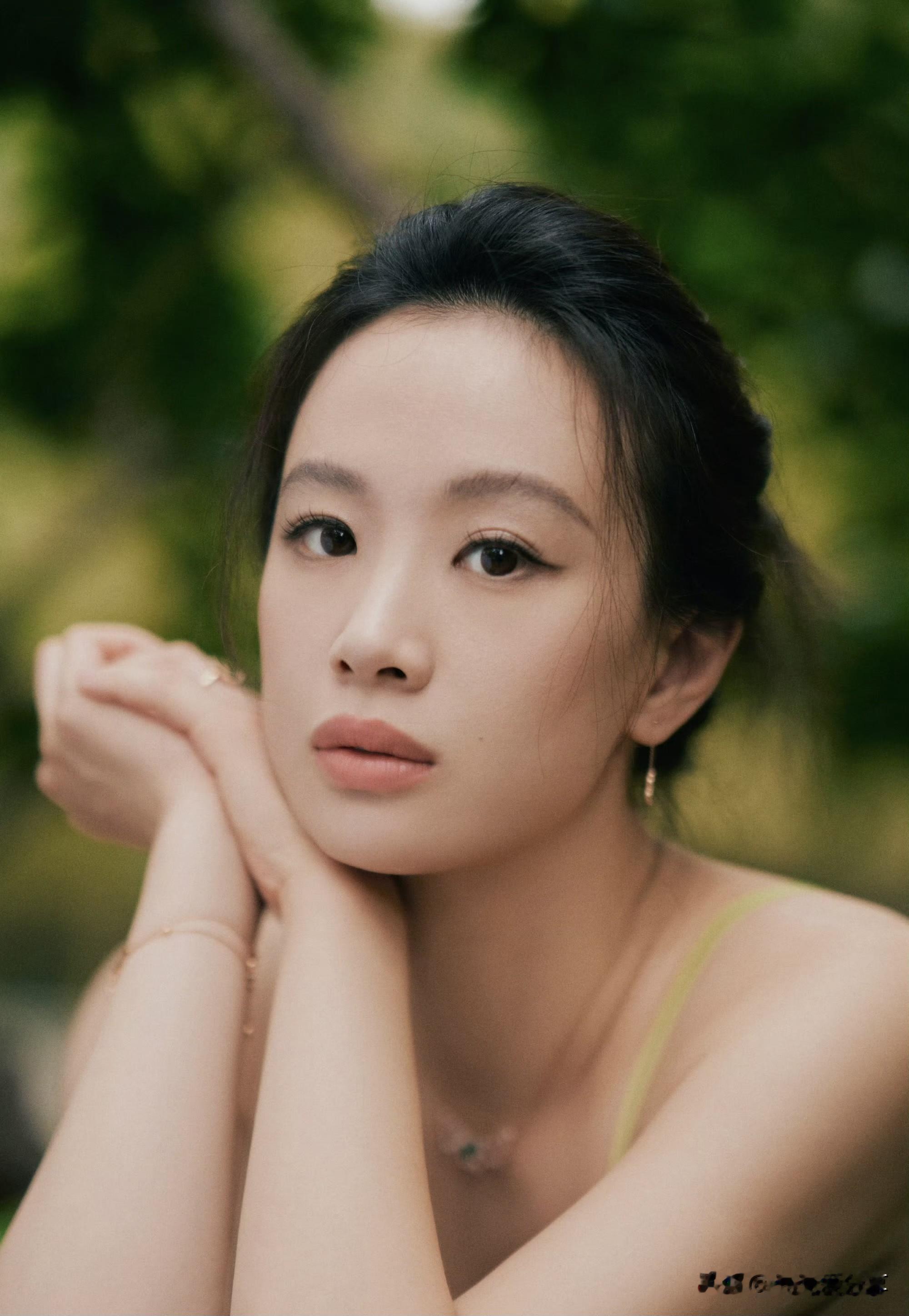 李梦哪里都好看，就是有一个地方不好看，那就是她的嘴唇。上小学时，还被调皮的男同学骂作香肠嘴。李梦是公