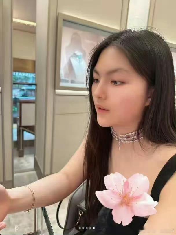 李湘又带女儿逛高奢！王诗龄一脸无奈又被迫选黑裙，身上穿的超美​​​