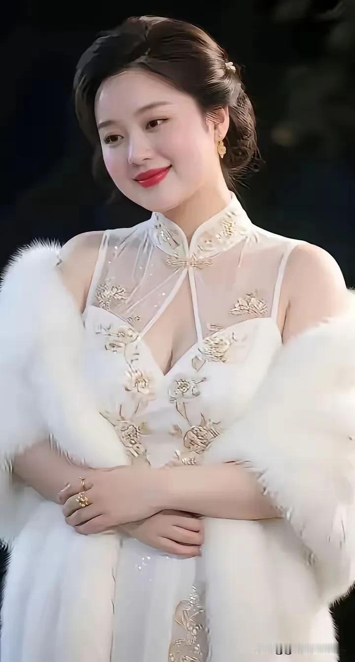 女神美艳实堪夸，雍贵福盈气自华。貌若天仙花似画，独钟素袂韵无涯。旗袍外搭衫毛