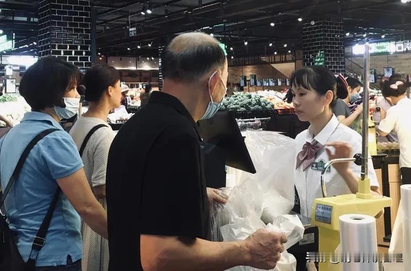 🌟【胖东来经营密码：高薪员工竟成利润引擎？】💰95%利润分给员工，月薪