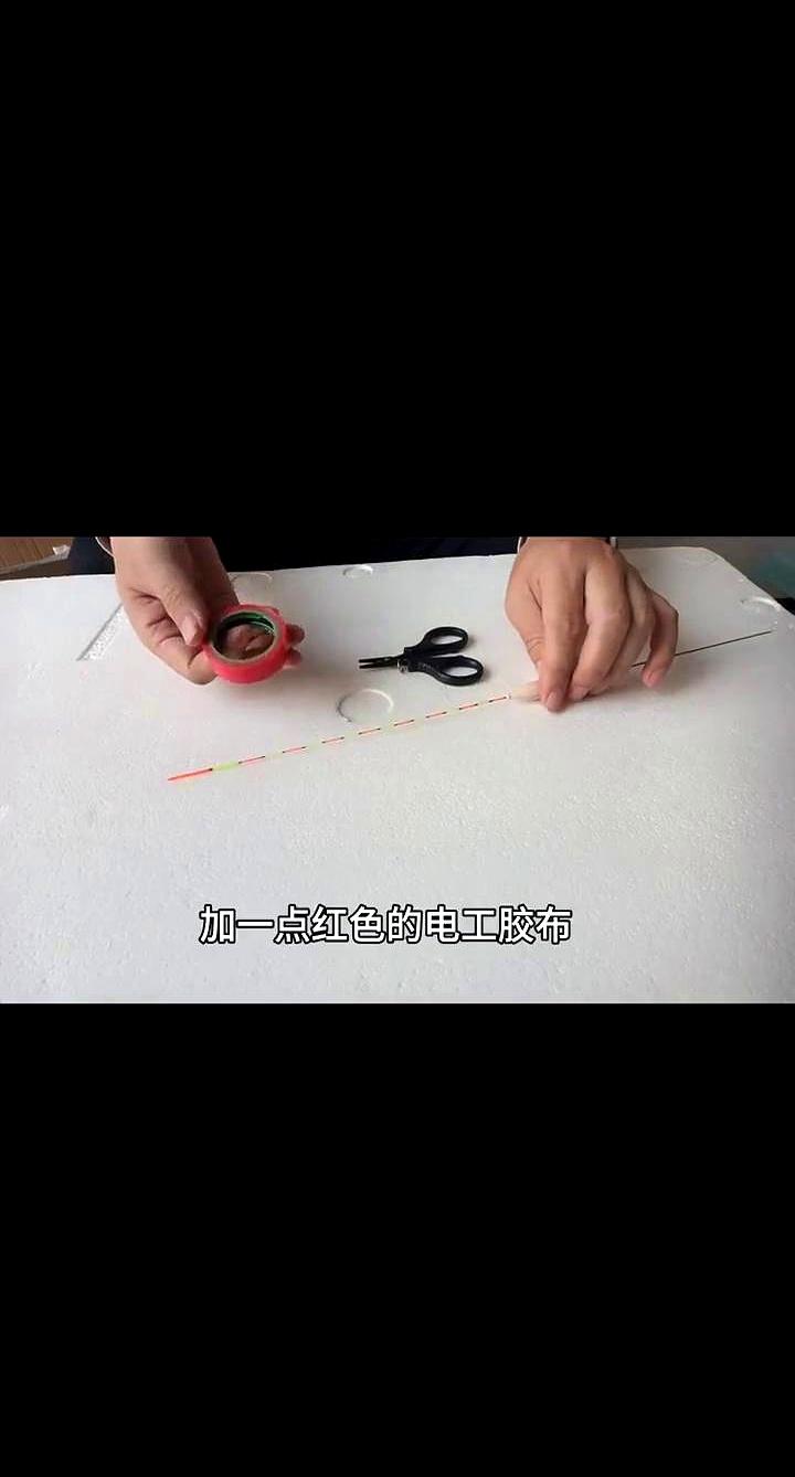 钓鱼人无为。我懂他，长竿一甩出去，那细细的漂尾就融进水光里，眼睛都快盯瞎