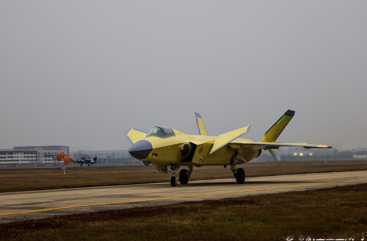 看看成飞这实力，刚走下生产线的黄皮歼-20和已经涂刷空军涂装待交付的歼-20，密