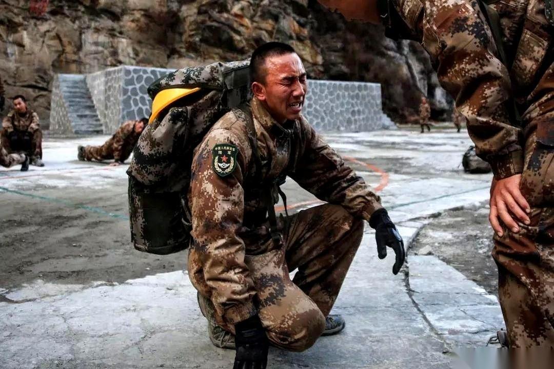 “不给钱，我就去你们部队闹，让你这身军装穿到头！”这话从一个风尘女子的嘴里说出