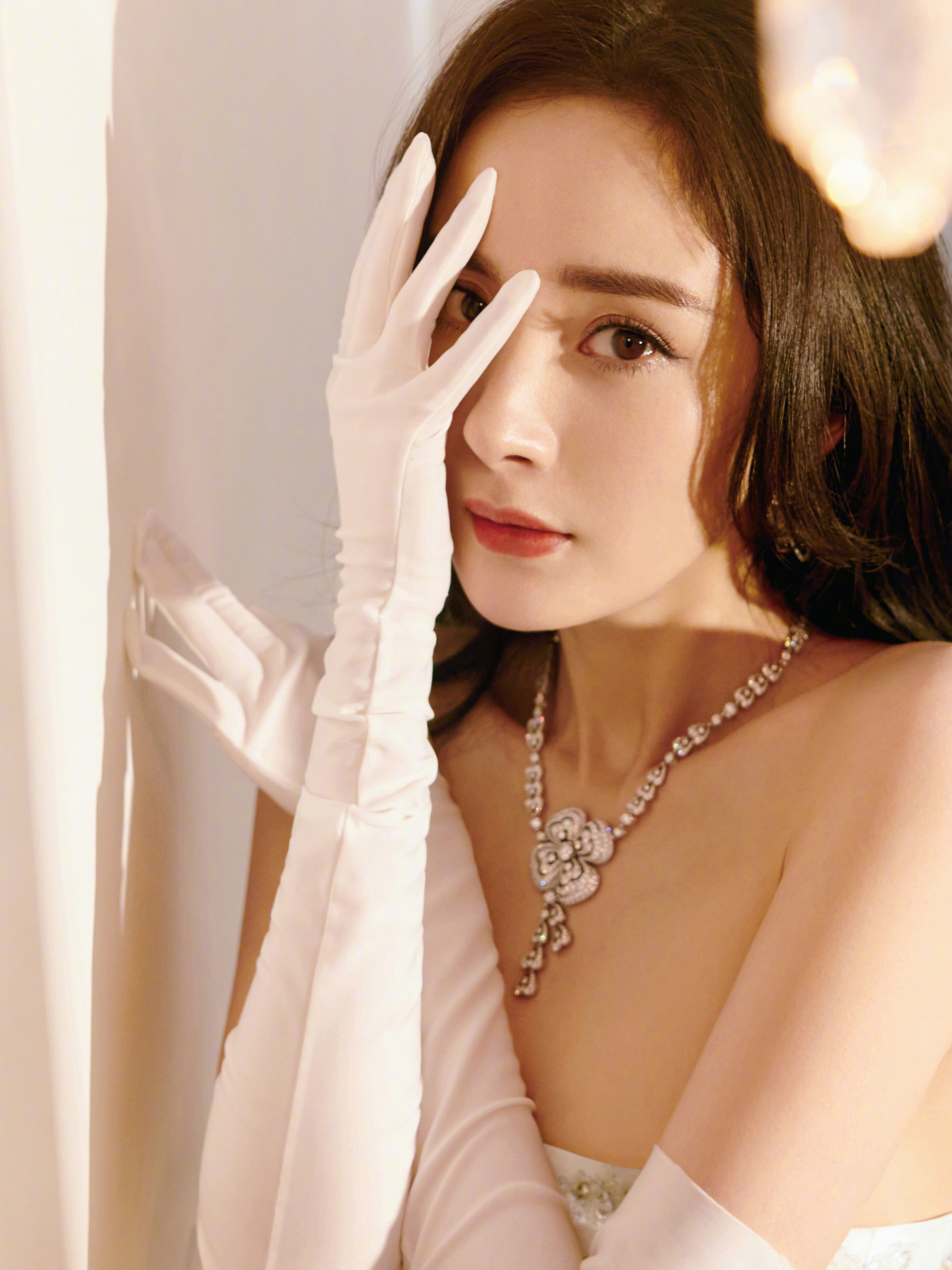 杨幂ym杨幂宁绣绣把日子熬成一碗琥珀色的糖，趁热倒进梦里，明早醒来唇