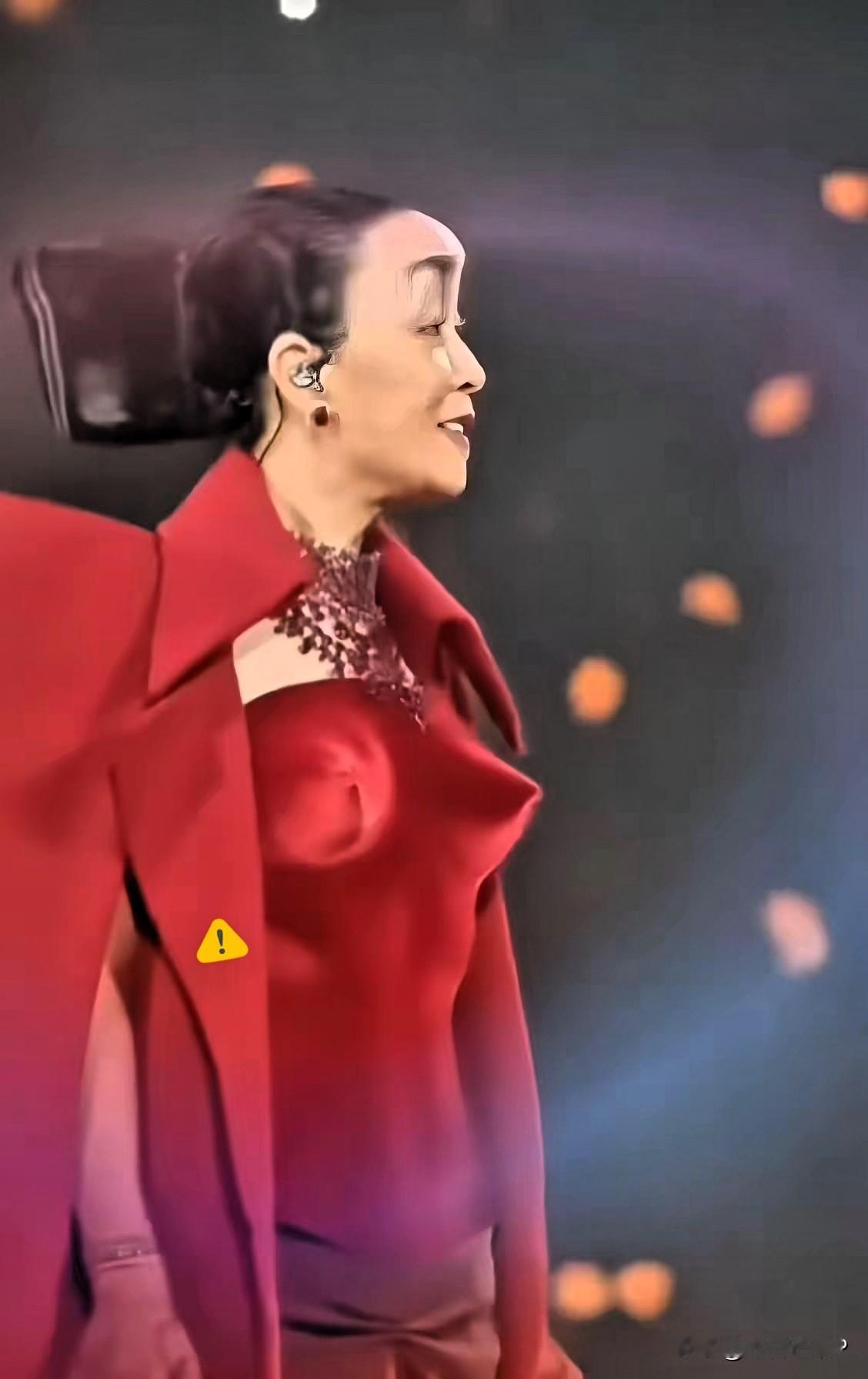 年近六旬那英北京演唱会，恰似晚清末年的光景。晚清之际，变革浪潮席卷全国，共和