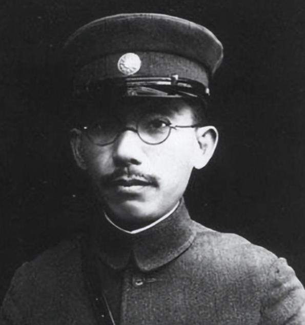 1934年，何键交出湖南军权，蒋介石赠予三千银元令其出外散心，何键刚登上火车，老