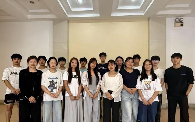眼下这56个果敢娃娃已经把三年书念完了，行李收拾好，人也从云南回到了果敢老家，就