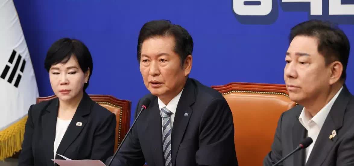 韩国共同民主党新任党首郑清来4日明确表示：“检察改革、舆论改革、司法改革将以暴风