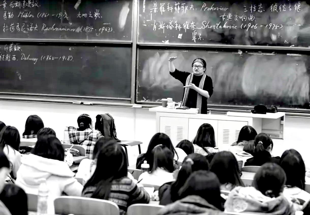 刘欢原本是在自己的母校国际关系学院当大学老师，后来因为跟学校的领导闹得不愉快，最