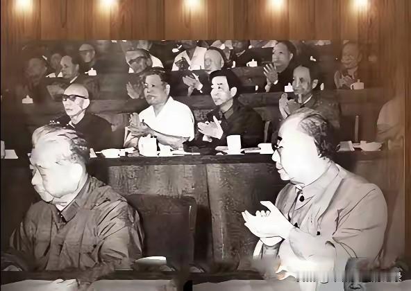 陈锡联、吴德，毛主席的好学生，人民拥护的国家领导人。二位好领导，一身正气，光明
