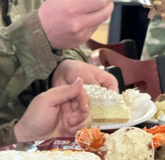 不好的征兆！据说美军又在吃出征宴了，餐谱中出现了龙虾、蟹腿、牛排，结合美军已经从